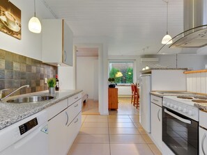 Køleskab, mikrobølgeovn, opvaskemaskine, køkkentøj/tallerkener/redskaber