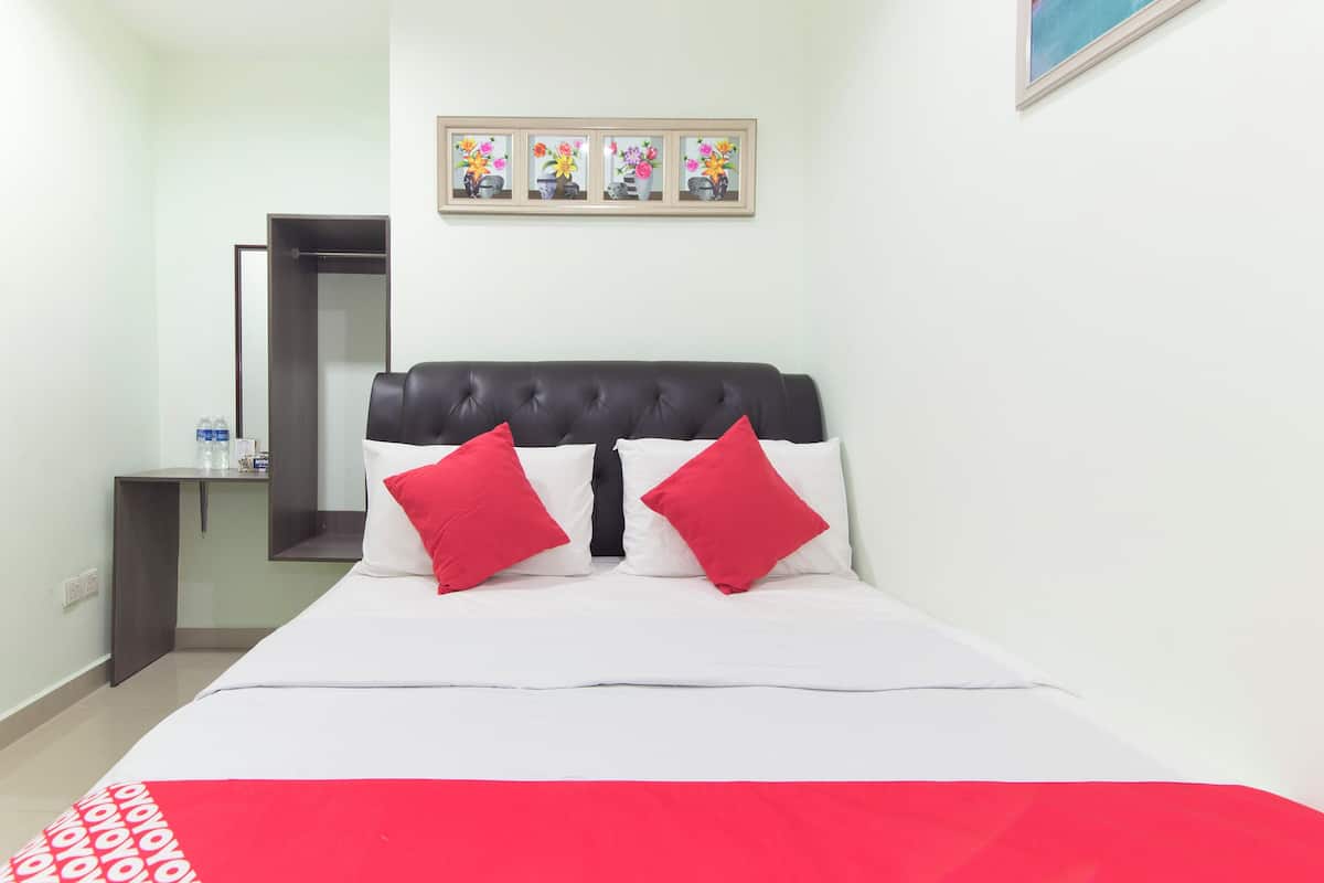 Quarto de hotel bem arrumado com uma cama, mesa de cabeceira, espelho e um quadro pendurado na parede.