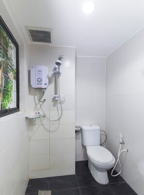 スーペリア スイート | バスルーム | シャワー、タオル、トイレットペーパー