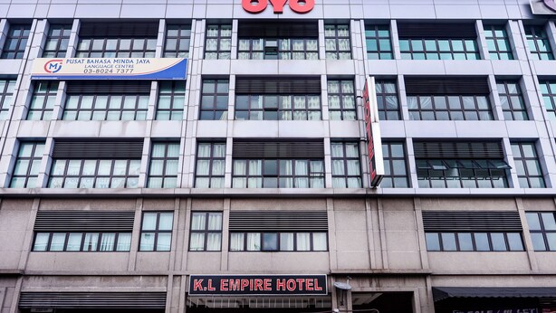 Un edificio con un letrero que dice 'OYO' y 'K.L EMPIRE HOTEL'.