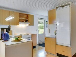 Kjøleskap, mikrobølgeovn, ovn og oppvaskmaskin