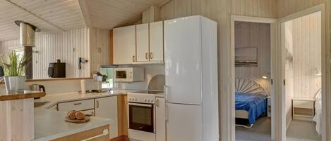 Frigorífico, microondas, lavavajillas y utensilios de cocina