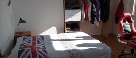 3 bedrooms, iron/ironing board, WiFi, bed sheets