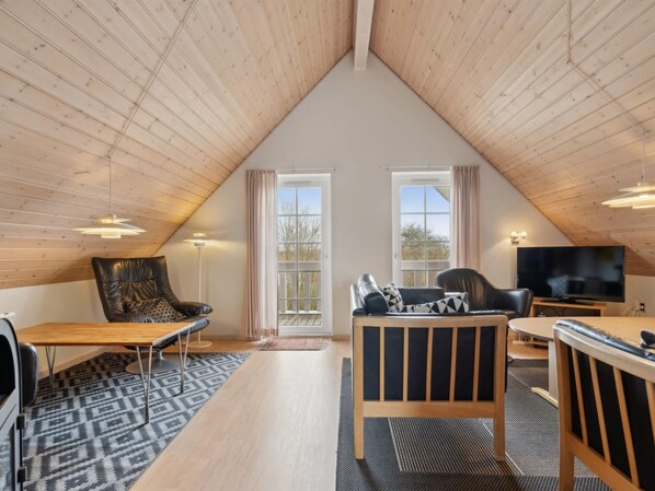 TV, fireplace, DVD player