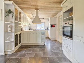 Fridge, dishwasher, cookware/dishes/utensils