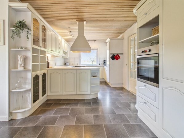 Fridge, dishwasher, cookware/dishes/utensils