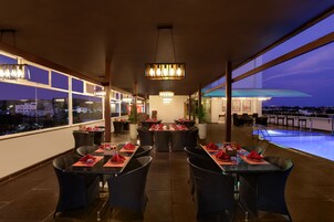 Bar junto a la piscina