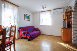 Classic House | Living area | Fireplace - Vineyard cottage Cvitkovič (Crnomelj)