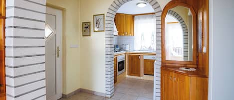 Classic House | Private kitchen | Full-sized fridge, microwave, oven, stovetop
