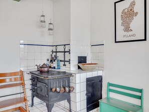 Een koelkast, een magnetron, een oven, een vaatwasser