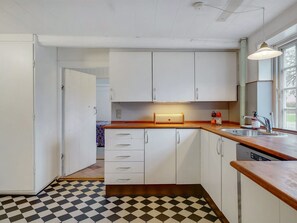 Fridge, microwave, dishwasher, cookware/dishes/utensils