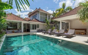 Outdoor pool - 700m beach, 3 BEDR, 10M POOL, JACUZZY, POOL TABLE !! (Bali)