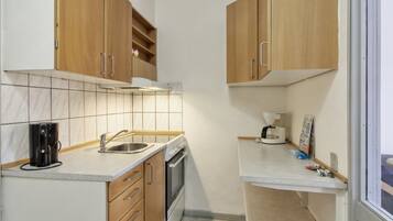 Køleskab, ovn, køkkentøj/tallerkener/redskaber