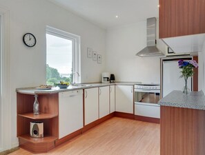 Jääkaappi, mikroaaltouuni, uuni, astianpesukone