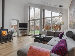 Fernseher, Kamin, DVD-Player