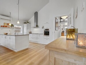 Kjøleskap, mikrobølgeovn, ovn og oppvaskmaskin