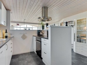 Réfrigérateur, un four, lave-vaisselle, chaise haute