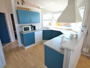 Køleskab, mikrobølgeovn, opvaskemaskine, højstol