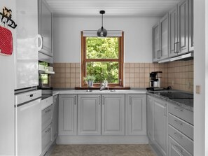 Fridge, microwave, dishwasher, cookware/dishes/utensils