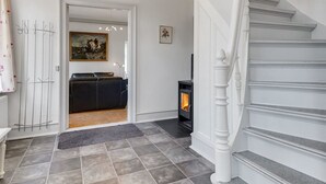 Un interior moderno con una escalera, una chimenea y un comedor.