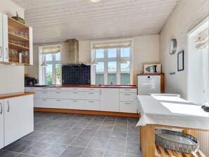 Fridge, microwave, dishwasher, cookware/dishes/utensils