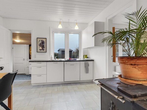 Frigorífico, lavavajillas y utensilios de cocina