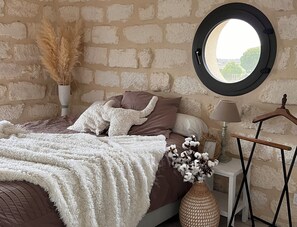 3 bedrooms, desk, iron/ironing board, travel crib