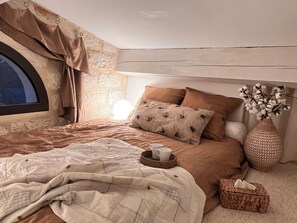 3 chambres, bureau, fer et planche à repasser, lit de bébé portatif
