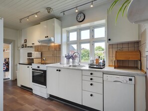 Jääkaappi, mikroaaltouuni, uuni, astianpesukone