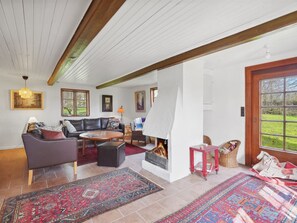 电视、壁炉、桌上足球