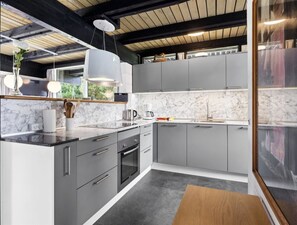 Refrigerador, microondas, lavavajillas y utensilios de cocina 