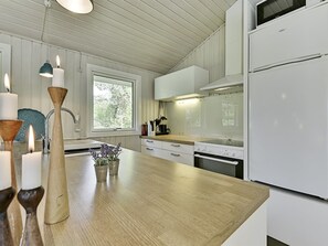 Geladeira, fogão, lava-louças, talheres/pratos/utensílios de cozinha