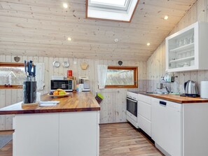 Jääkaappi, mikroaaltouuni, astianpesukone