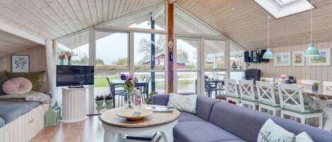 Una televisión, una chimenea