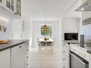 Refrigerador, microondas, lavavajillas y utensilios de cocina 