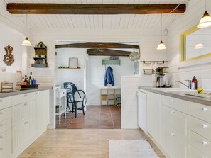 Kühlschrank, Geschirrspüler, Kochgeschirr/Geschirr/Besteck