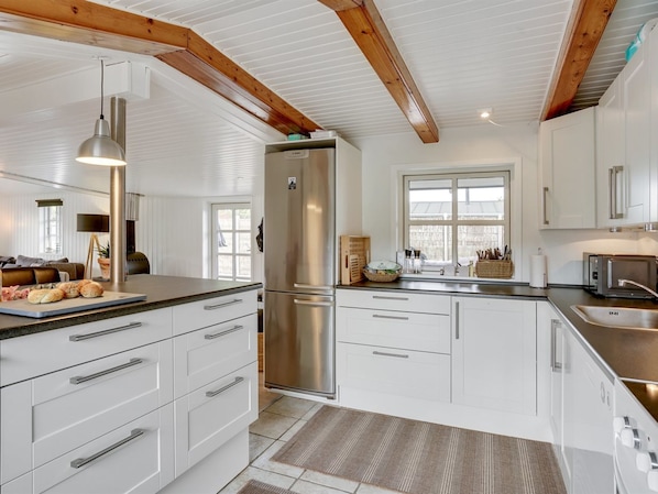 Fridge, microwave, dishwasher, cookware/dishes/utensils