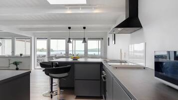 Kjøleskap, mikrobølgeovn, ovn og oppvaskmaskin