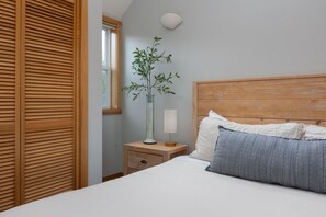 Tabla de planchar con plancha, wifi y ropa de cama 