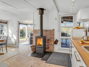 Een koelkast, een microgolfoven, een oven, een vaatwasser