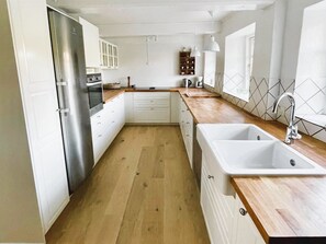 Kjøleskap, mikrobølgeovn, ovn og oppvaskmaskin