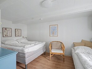 Une chambre à coucher avec un lit, une chaise et un bureau.