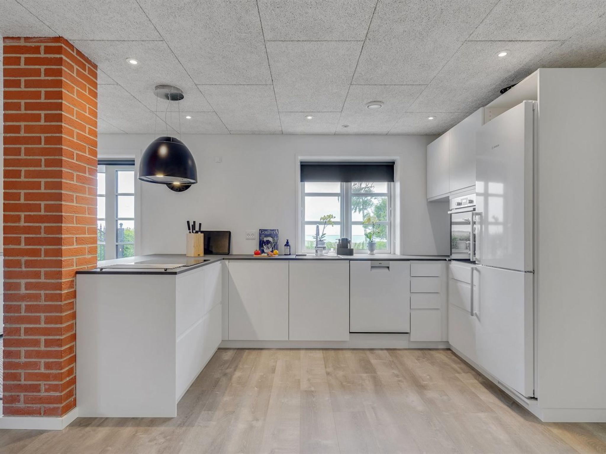 Refrigerador, microondas, lavavajillas y utensilios de cocina 