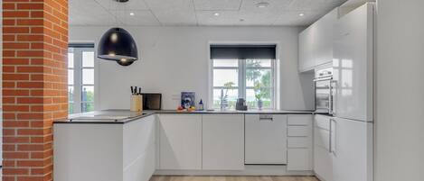 Refrigerador, microondas, lavavajillas y utensilios de cocina