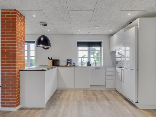 Frigorífico, microondas, lavavajillas y utensilios de cocina