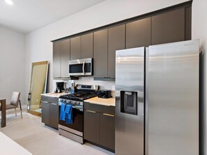 Refrigerador, microondas, horno y parrilla de estufa 