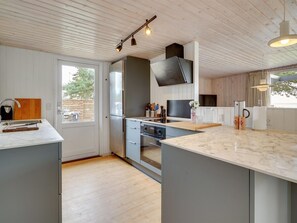 Køleskab, mikrobølgeovn, opvaskemaskine, højstol