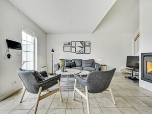 TV, fireplace, DVD player