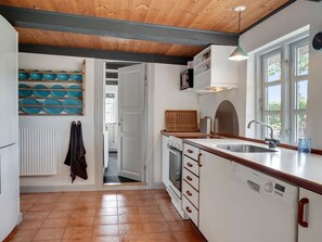 Fridge, microwave, dishwasher, cookware/dishes/utensils