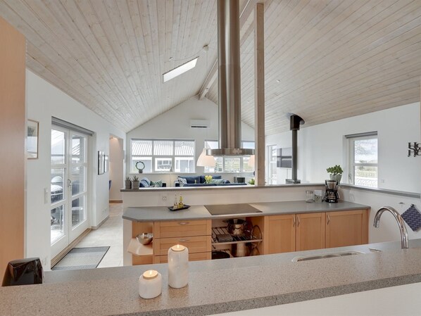 Kjøleskap, mikrobølgeovn, ovn og oppvaskmaskin